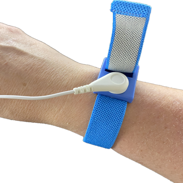 Grounding band with its 6m wire to connect to the earth. Blue anti static wrist strap. Zommed view of the connection. Bracelet de reconnexion à la terre sur poignet avec branchement fait.