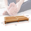 Nomadic wooden massage rollers, lightweight and compact. Dual foot massager. The massager contains ten wooden roller bars Size : 3,5 x 27 x 12,5 cm / 1.3 x 10.6 x 4.7 inch. Double rouleaux de massage pour pieds