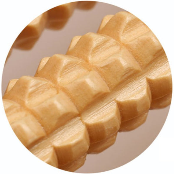 Nomadic wooden massage rollers, lightweight and compact. Dual foot massager. The massager contains ten wooden roller bars Size : 3,5 x 27 x 12,5 cm / 1.3 x 10.6 x 4.7 inch. Double rouleaux de massage pour pieds