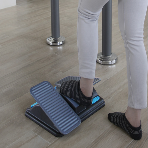 Multifunction footrest, posture, foot massage and leg stretcher. Improve posture and blood circulation in the feet by keeping your legs and feet elevated and active. Relax your feet while working at your desk. Repose pied multifonction.