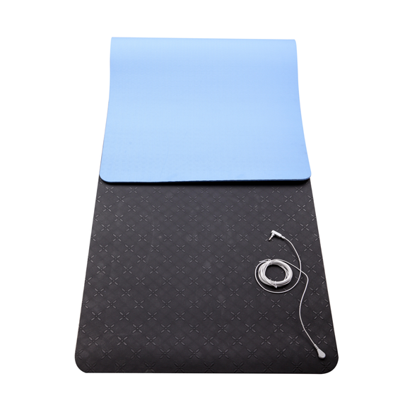 Grounded exercise mat. Optimize your workout by combining your routine with the benefits of reconnecting to the earth. Tapis d'exercices avec reconnexion à la terre