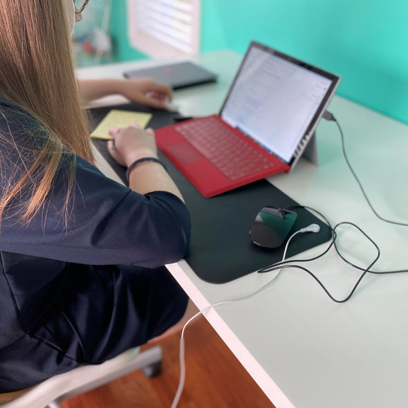 Sous-mains (ou pieds!) reconnexion à la terre. Versatile ground connection mat. Versatile, it can be used as a desk pad, mouse pad, extra pad for feet, arms or other part of the body.