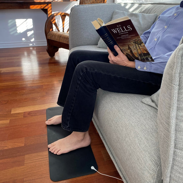 Sous-mains (ou pieds!) reconnexion à la terre. Versatile ground connection mat. Versatile, it can be used as a desk pad, mouse pad, extra pad for feet, arms or other part of the body.