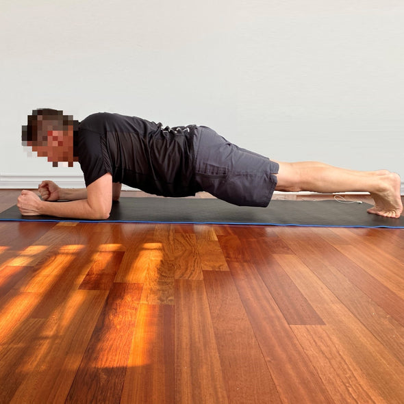 Grounded exercise mat. Optimize your workout by combining your routine with the benefits of reconnecting to the earth. Tapis d'exercices avec reconnexion à la terre